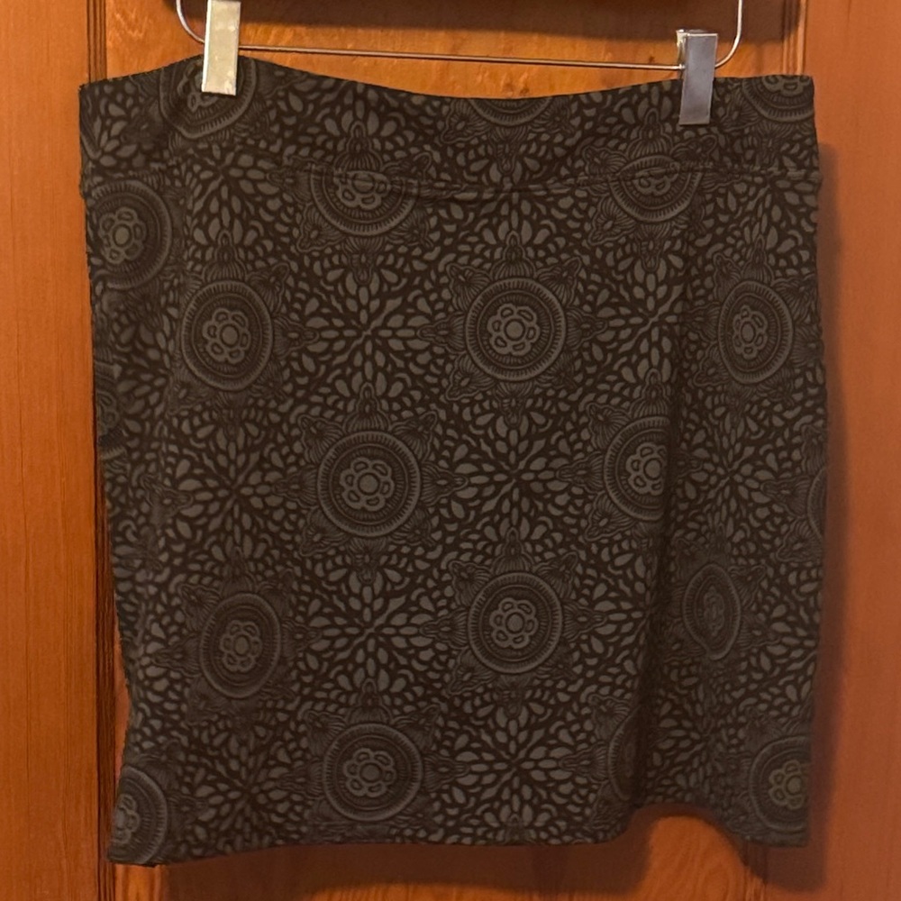 Elegant Black Patterned Skort - Picture 8 of 8